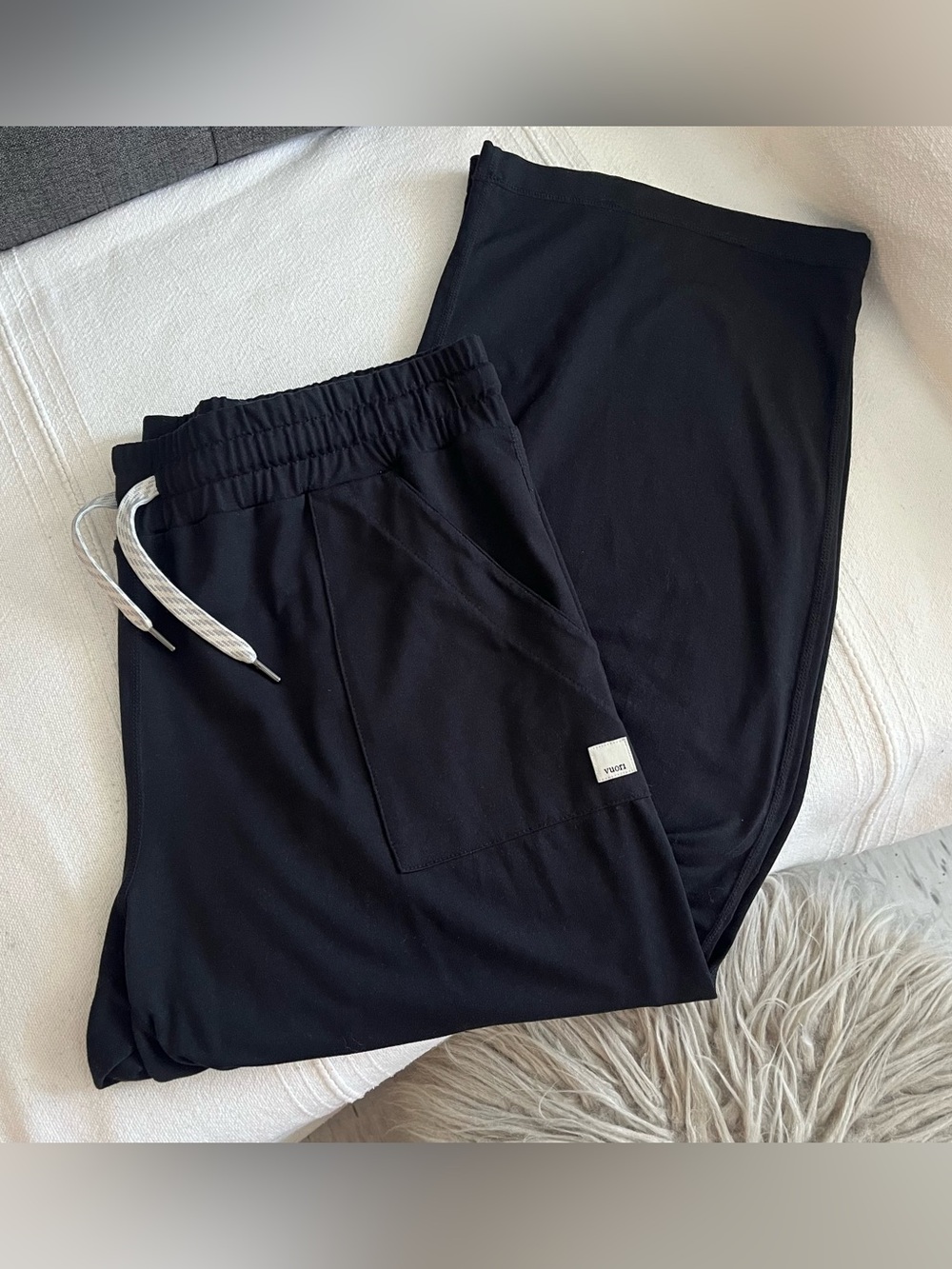 Vuori❣️black wide leg straight crop pants